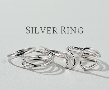 silver-ring-thumb